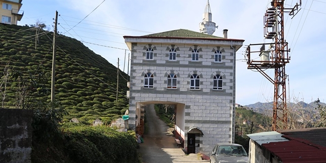 Rizeliler caminin içinden yol geçirdi