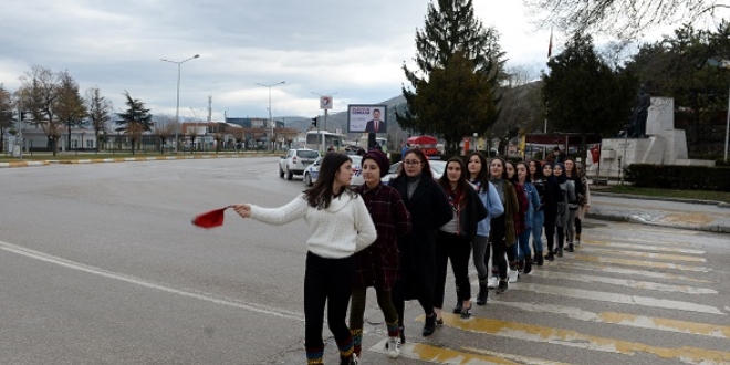 Yaya geçidinde halk oyunu oynadılar