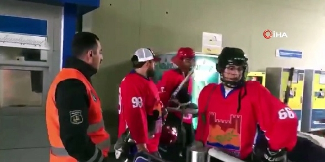 Metrobüse binen buz hokey takımı ilginç görüntüler oluşturdu