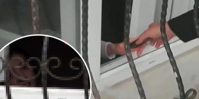 Esenyurt'ta boynundan zincirlenen kızı polis kurtardı