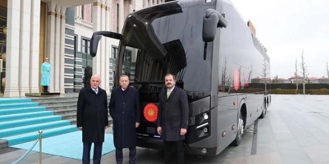 Erdoğan, Cumhurbaşkanlığına hediye edilen otobüsü inceledi
