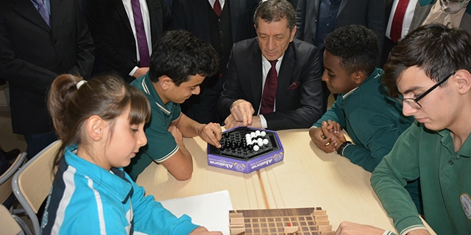 Bakan Seluk, rencilerle zeka oyunu oynad