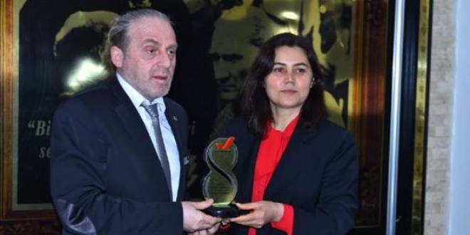 Başkan Yardımcısı'na 'Kamusal Mevzuat Ödülü'