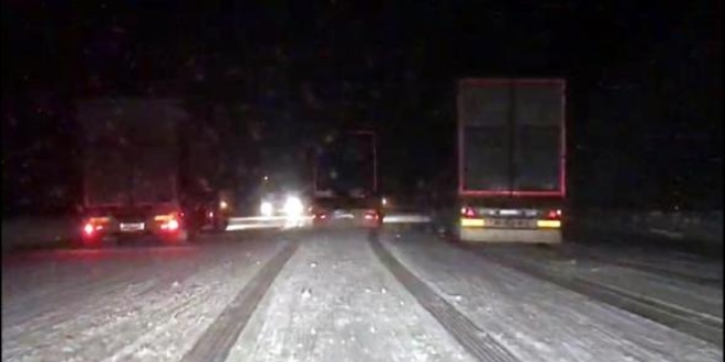 Erzincan'da ulaşıma kar ve tipi engeli