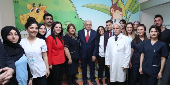 Binali Yıldırım, kanser hastası çocukları ziyaret etti