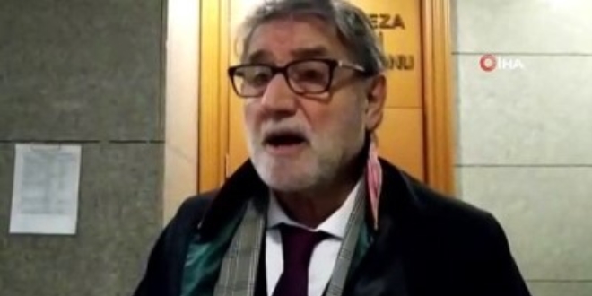 Ayağa kalkmayan avukatlar, salondan çıkartıldı