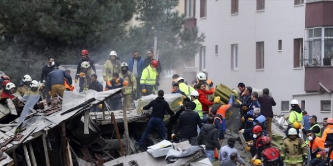 45 saat sonra enkaz altından bir kişi sağ çıkarıldı