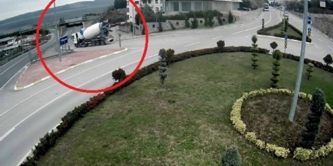 Viraja hızlı giren beton mikserinin devrilme anı kamerada