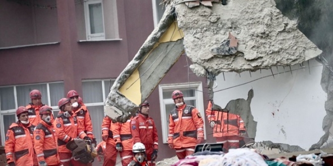 Çöken binada ölenlerin sayısı 14'e yükseldi