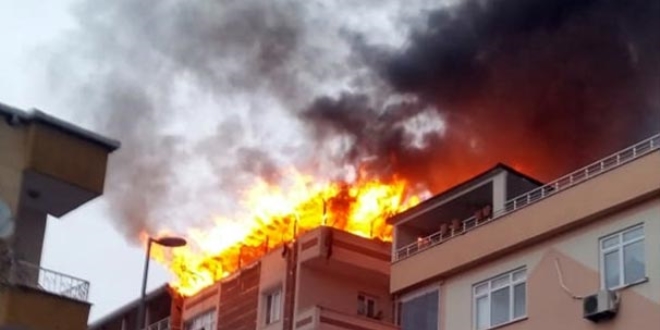 Avcılar'da dubleks ev alev alev yandı