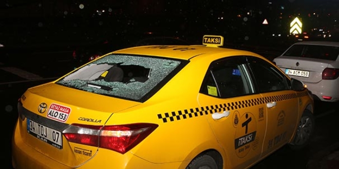 Otopark görevlisi taksinin camını yumruklayarak kırdı