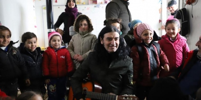 Kekilli'den rnek davran: Suriye'de snmac kamplarn ziyaret etti