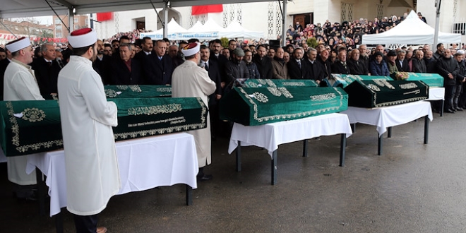 Kartal'da çöken binada aynı aileden ölen 9 kişi son yolculuğuna uğurlandı