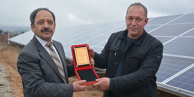 Muhtar köyüne güneş enerjisi sistemi kurdurdu