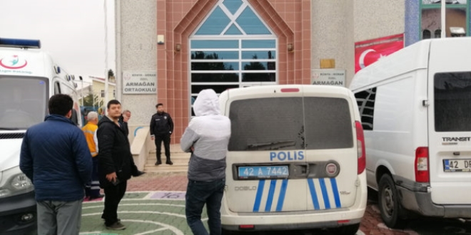 zel okulun merdiven boluuna den kadn ld