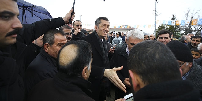 Bakan Selçuk doğduğu köyü ziyaret etti