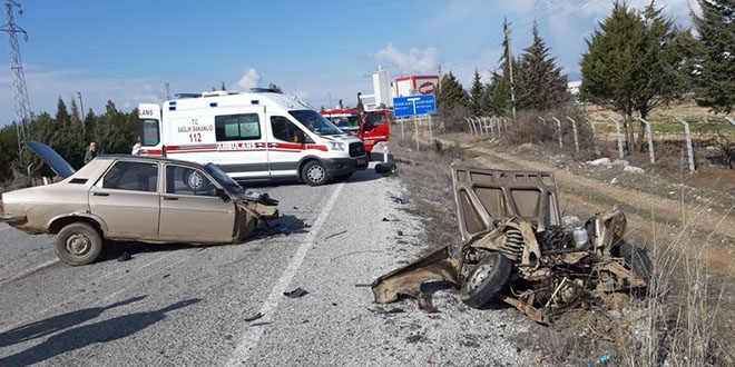 Denizli'de kaza yapan otomobil ikiye blnd: 4 yaral