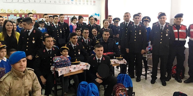 Askeri öğrencilerden okul ziyareti