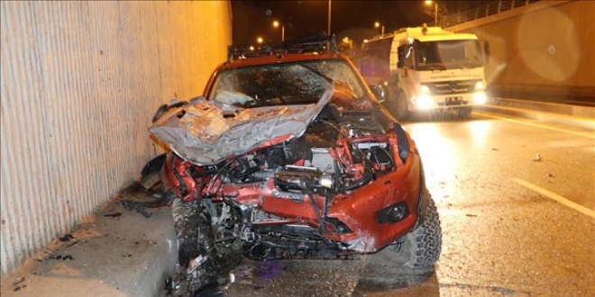 Kamyonet köprüden düştü: 4 yaralı