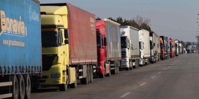 Kapıkule'de 14 kilometrelik tır kuyruğu oluştu
