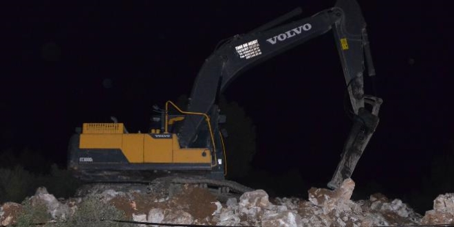 İş makinesiyle define avı jandarmaya takıldı