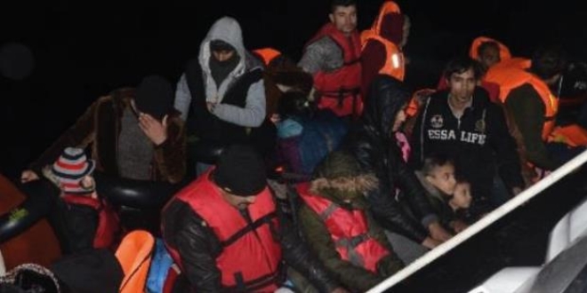 Kuşadası Körfezi'nde can pazarı: 36'sı çocuk 69 kaçak göçmen kurtarıldı
