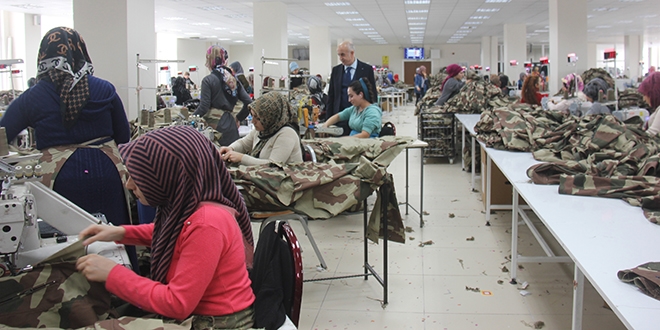 Emekli öğretmen fabrika kurdu, üniforma üretiyor
