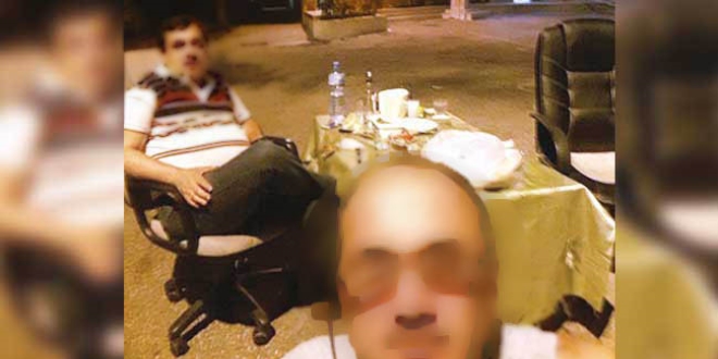 Muhtar ile Müdür okul bahçesinde çilingir sofrasında
