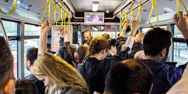 Metrobste 'biraz ilerle' kavgasnda bir kii bakland