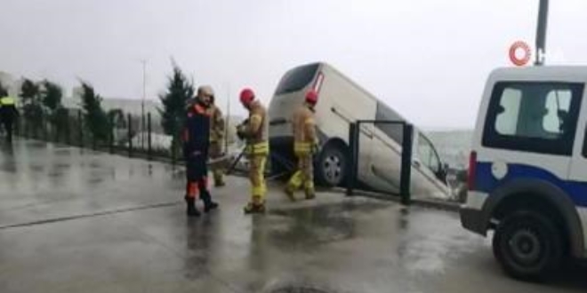 Hastane otoparkında akıl almaz kaza! Son anda kurtuldu