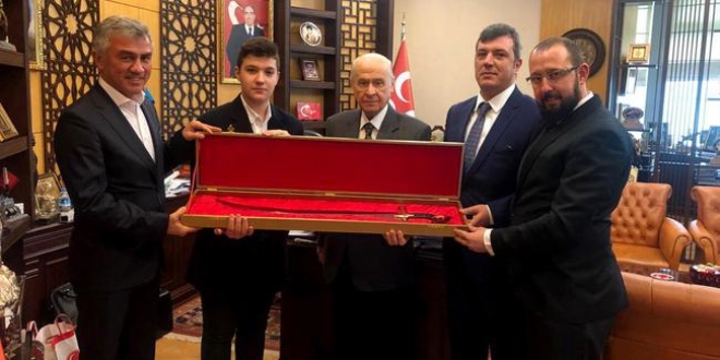 Bahçeli'ye Osmanlı kılıcı hediye ettiler