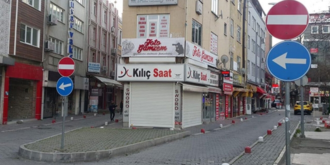 Bilmece gibi trafik levhası!