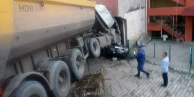 Freni boşalan TIR, ortalığı savaş alanına çevirdi