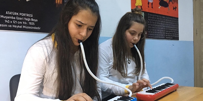 Okul koridorunda sanat atlyesi