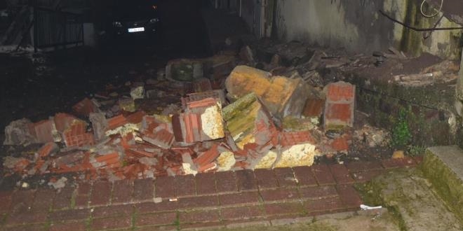 Sağanak yağış balkonun çökmesine neden oldu