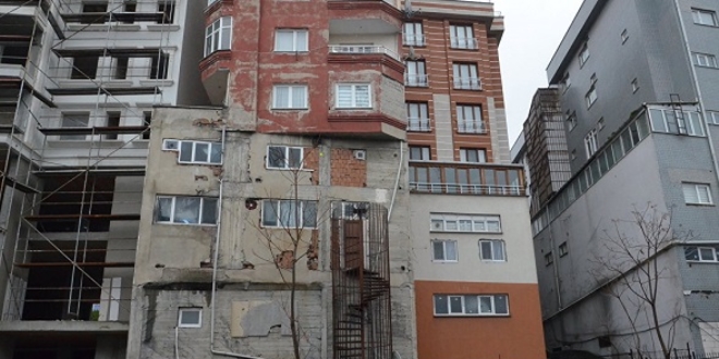 Bağcılar'da göreni şaşkına çeviren bina