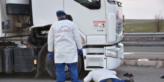 Arızayı gidermek için TIR'ın altına girdi, hayatını kaybetti
