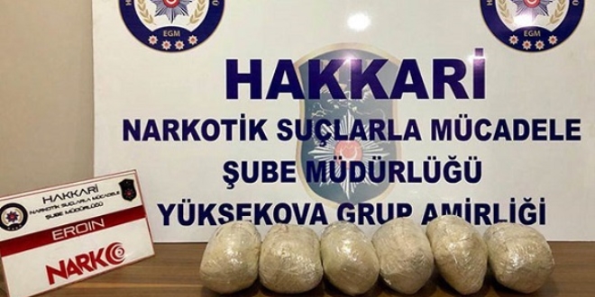 Ağacın dibine bırakılan poşetten 6 kilo eroin çıktı