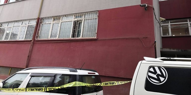 Lise rencisi okulunun 2. katndan dt