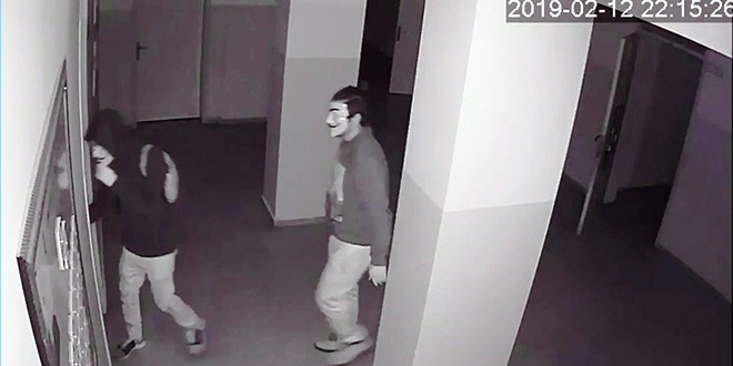 Maskeli öğrenciler 4 okulu soydu