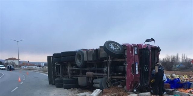 Yozgat'ta tır devrildi: 1 ölü, 1 yaralı