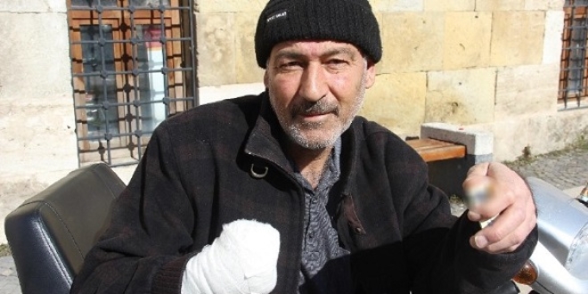 ki aya ve bir kolu kesildi yine sigaradan vazgemedi