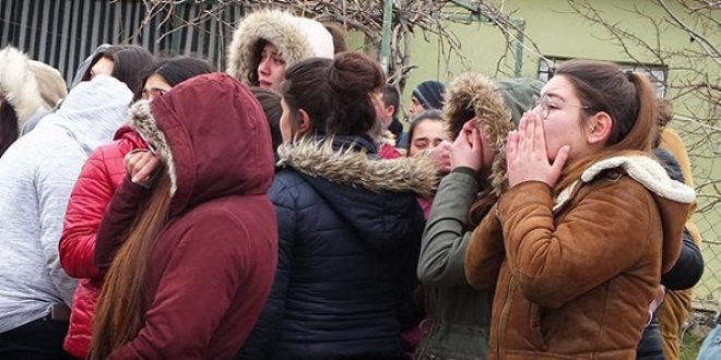 Babasını öldürdüğü ortaya çıkan kızın sınıf arkadaşları gözyaşlarına boğuldu