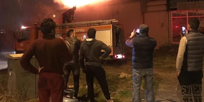 Frnn atsnda kan yangn geceyi aydnlatt