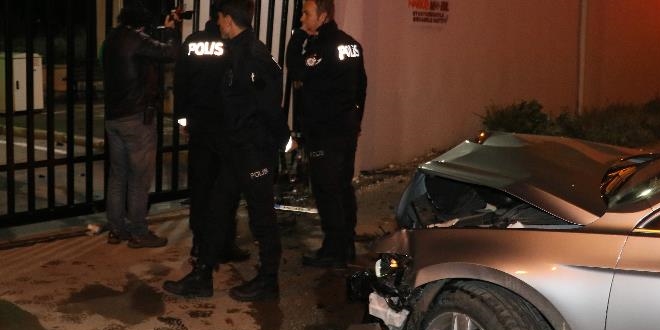 Polisten kaçtı İl Emniyetin kapısına çarpıp kaza yaptı