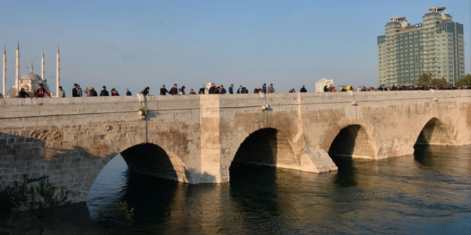 Kız çocuğu köprüden atlayıp kayboldu onlar fotoğraf çektirdi