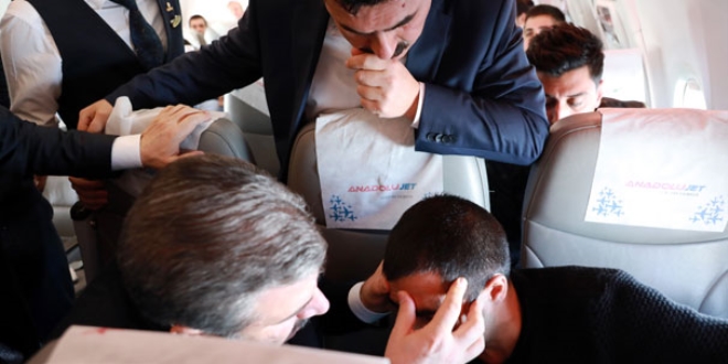 Sağlık Bakanı'ndan fenalaşan yolcuya müdahale