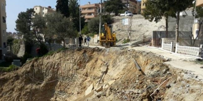 İzmir'de toprak kayması sonucu 10 ev tahliye edildi