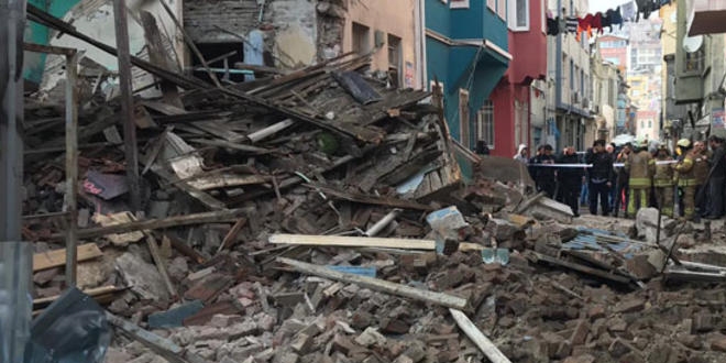 İstanbul Fatih'te 4 katlı bina çöktü