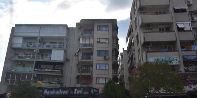 İzmir'in eğik apartmanlarında tehlike sürüyor